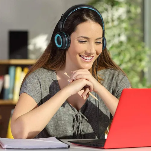 Vista 6 de POWMEE M3 - Auriculares para niños con micrófono, ligeros, plegables, ajustables, estéreo, con graves con cable de 4.3 ft sin enredos para Negro