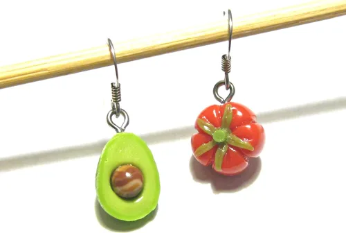Vista 7 de Making Salsa - Pendientes de tomate y aguacate - Tiny Food Jewelry