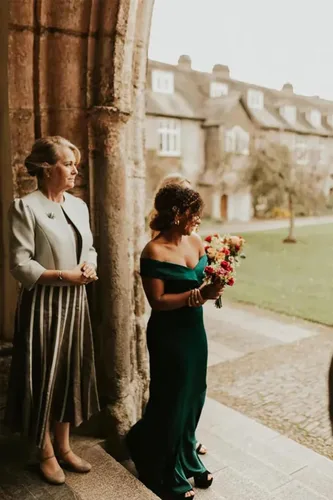 Vista 6 de Vestidos de dama de honor de sirena con hombros descubiertos para boda, vestidos de noche formales de satén, vestido de fiesta ajustado con cola