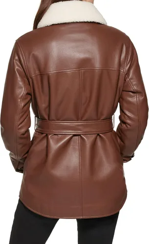 Vista 3 de Kenneth Cole Gabardina moderna de piel sintética con cinturón para mujer
