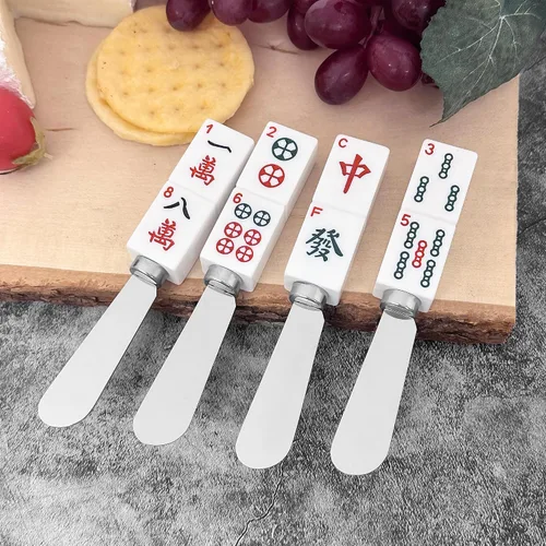 Vista 3 de Wine Things Esparcidores de Queso con Azulejos de Mahjong, Mangos de Resina Pintados a Mano con Cuchillas de Acero Inoxidable para Untar Queso