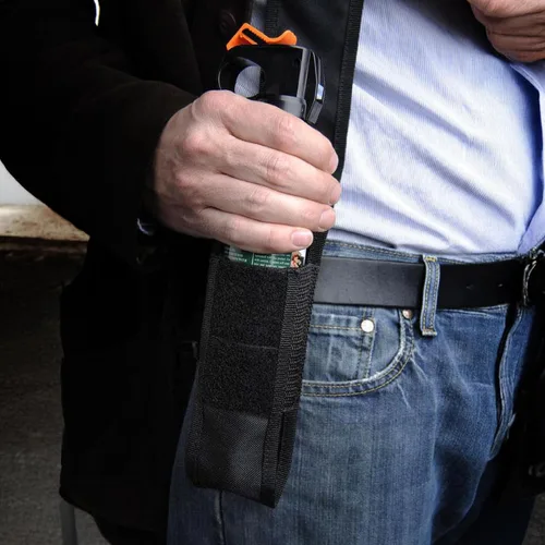 Vista 3 de Mace Brand Bear - Funda de spray diseñada para adaptarse al spray de pimienta mace Bear, incluye cierre de velcro y trabillas para cinturón