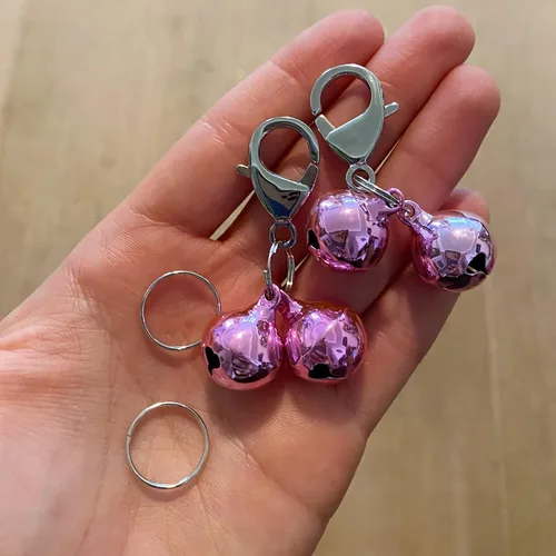 Vista 2 de 4 juegos de campanas de gato para collar de perro, accesorios colgantes de entrenamiento para mascotas con 2 clips de acero inoxidable para placa