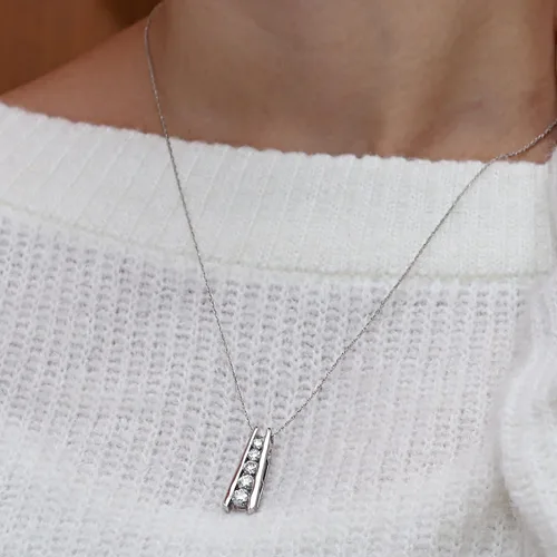 Vista 6 de Collar con colgante de barra de viaje de cinco piedras de moissanita y diamante cultivado en laboratorio de 1.25 quilates en oro de 14 quilates