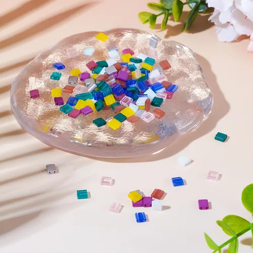 Vista 2 de Pandahall - 200 cuentas de vidrio cuadradas planas, cuentas de Tila de 2 agujeros en 10 colores para hacer pulseras, collares y aretes, joyería