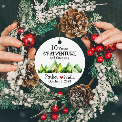 Vista 5 de 10 años para parejas casadas, adorno de Navidad personalizado de 10 años de aventura y conteo 2025, regalos para parejas, nuevo matrimonio, adorno