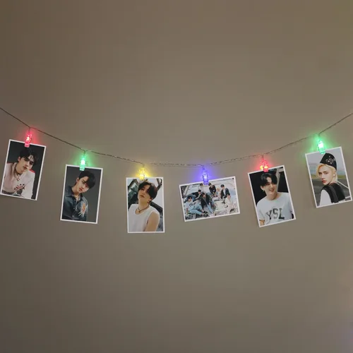 Vista 2 de eTel Like Stray Kids Merch - Luz LED con clip de 4 colores con tarjetas fotográficas grandes, control remoto de 10 pies, 20 LED y 30 tarjetas Lomo
