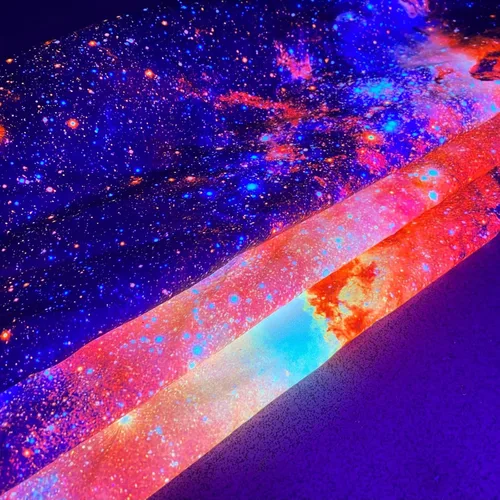 Vista 6 de Pósteres de luz negra para adultos, tapiz de luz negra galaxia, tapiz de pared espacial con estrellas moradas, tapiz reactivo a los rayos UV