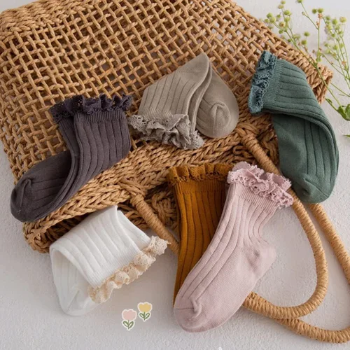 Vista 3 de Calcetines vintage de encaje al tobillo con volantes para niñas pequeñas