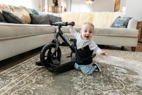 Vista 8 de Strider Bicicleta Pro de 12" (Perla Negra) + Base Mecedora - Ayuda a Enseñar al Bebé Cómo Montar una Bicicleta de Equilibrio - para Niños de 6 Meses