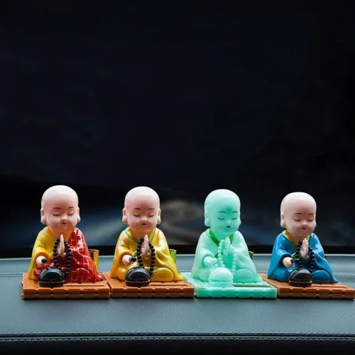 Vista 3 de Bonita estatua budista monje con energía solar, figura de monje de Buda con cabeza sacudida, decoración de manualidades para el hogar