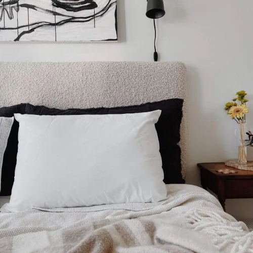 Vista 2 de Spry Almohada de cama hipoalergénica pura impermeable y transpirable, tamaño Queen estándar (relleno de poliéster)