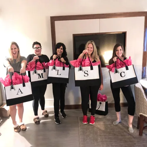 Vista 3 de MRYUWB Bolsa grande de lona personalizada con inicial para mujer, bolsa de cumpleaños de boda, bolsa de playa bordada con monograma
