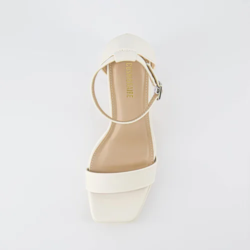 Vista 6 de CUSHIONAIRE Sandalia Grammy de plataforma con tacón de bloque de una banda para mujer + espuma viscoelástica, anchos disponibles