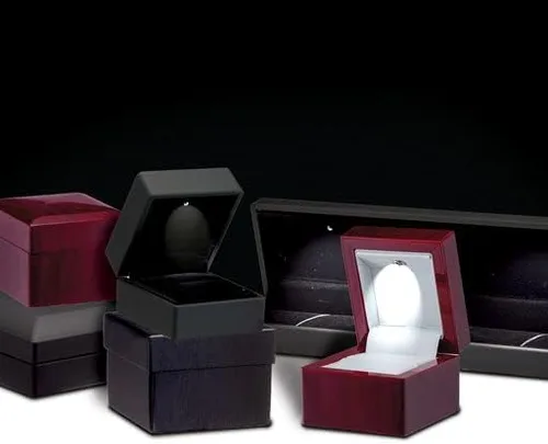 Vista 6 de Allure - Paquete de 2 cajas de lujo para aretes con luz LED, elegante estuche de diamantes en forma cuadrada, para propuesta única, compromiso