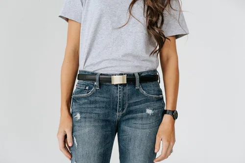 Vista 2 de Mission Belt Cinturón de trinquete de cuero para mujer, colección de cuero de 1.181 in oro/cuero negro
