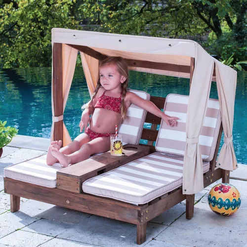 Vista 2 de KidKraft Tumbona doble de madera para exteriores con portavasos, muebles de patio para niños o mascotas, espresso con avena y tela a rayas blancas