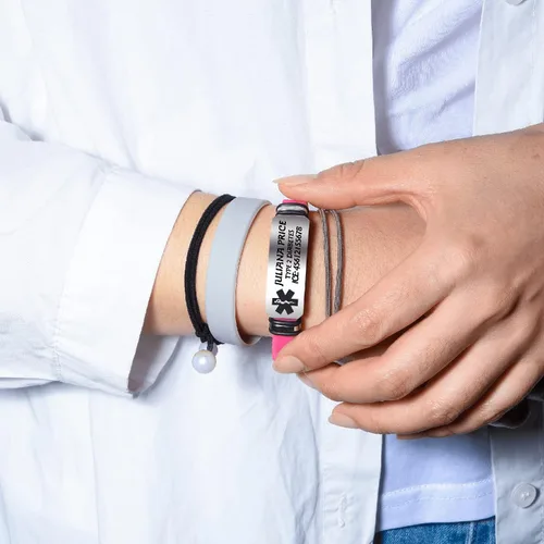 Vista 4 de Caramel Sweet Life Pulseras de alerta médica para hombres, pulseras médicas personalizadas para mujeres con pulsera de silicona ajustable