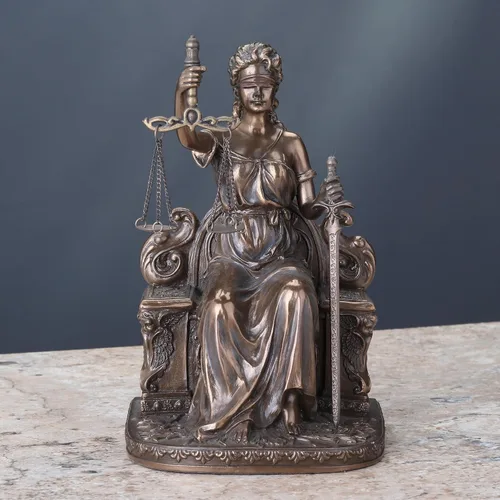 Vista 4 de Señora Justicia sentada con escamas y espada estatua Le Justica