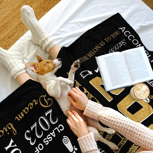 Vista 3 de Manta de graduación personalizada, regalos de graduación 2023, clase de graduación de 2023 con nombre de la universidad, manta de regalo