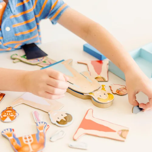 Vista 8 de Set de juego magnético de anatomía del cuerpo humano, con 24 piezas y bandeja de almacenamiento, de la marca Melissa & Doug