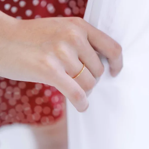 Vista 6 de Honeycat Anillo de cristal punteado en oro, oro rosa o plata Joyería minimalista y delicada