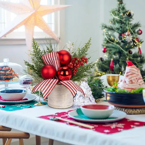 Vista 3 de Hollyone Pequeño árbol de Navidad artificial mini de mesa de 11 pulgadas, decoración de plantas en maceta con adornos de bolas de Navidad, bayas