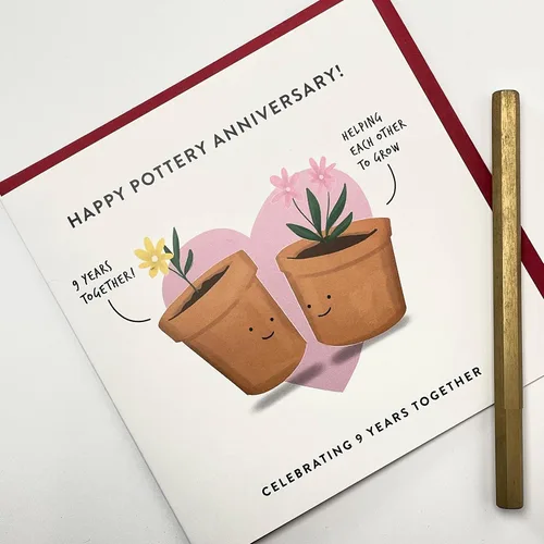 Vista 3 de Old English Co. Tarjeta de aniversario de boda para marido y esposa, bonita tarjeta de felicitación de aniversario de cerámica, humor de broma