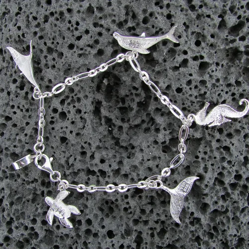 Vista 9 de Pulsera con dije Delfín Manta Ray Caballito de mar Tortuga marina cola de ballena plata de ley concha de abulón océano playa