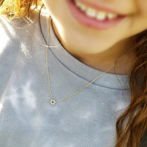 Vista 2 de Alef Bet by Paula Delicado collar de estrella judía de David para mujeres y niñas con piedras de circonita cúbica brillantes Metal Circonita cúbica