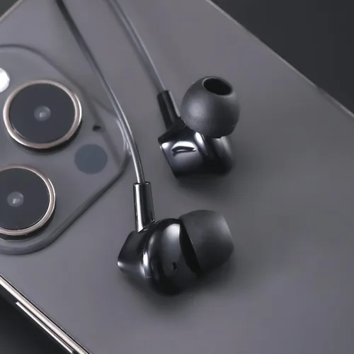 Vista 5 de Aylaa Auriculares con cable para la escuela con micrófono, aislamiento de ruido, auriculares estéreo de graves intrauditivos, para teléfonos Negro