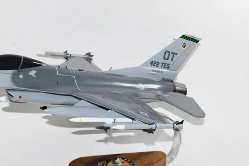 Vista 4 de Lockheed Martin F-16 Fighting Falcon®, escuadrón de prueba y evaluación 422d, modelo a escala de caoba de 18 pulgadas