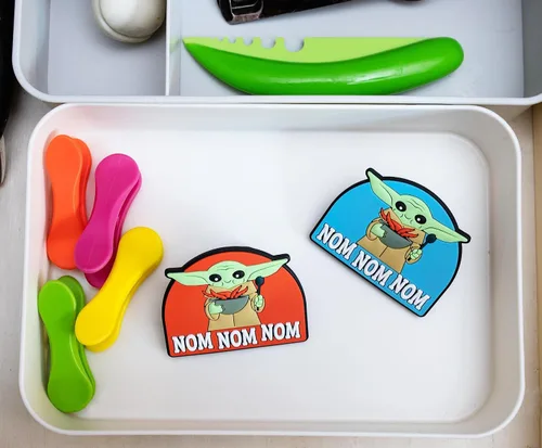 Vista 3 de Star Wars: The Mandalorian Grogu The Child Nom Nom Nom Clips magnéticos para chips, juego de 2 Abrazaderas para bolsas de plástico para aperitivos