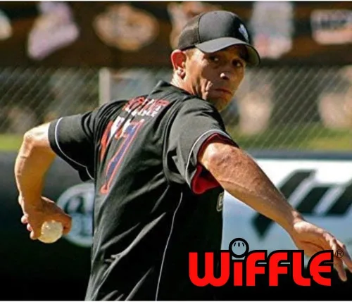 Vista 6 de WIFFLE Softballs originales de 12 pulgadas (1 docena de bolas en vitrina de mostrador) - Diseño clásico perforado, fabricado en Estados Unidos desde