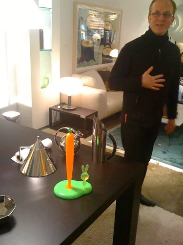 Vista 2 de Alessi ASG42/H W "Bunny & Carrot" - Soporte para rollo de cocina, color blanco