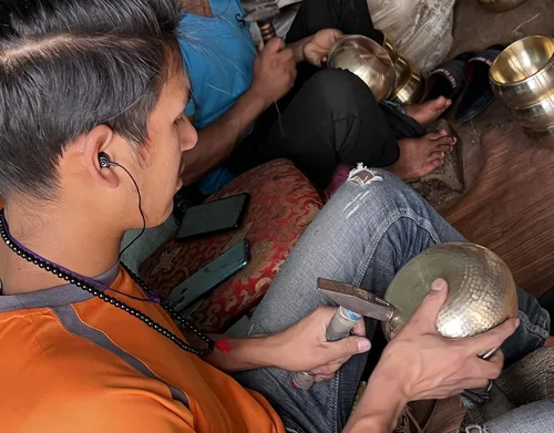 Vista 8 de DharmaObjects - Juego de cojín, mazo y cuenco tibetano cantor de meditación con anillo gong (Jumbo)