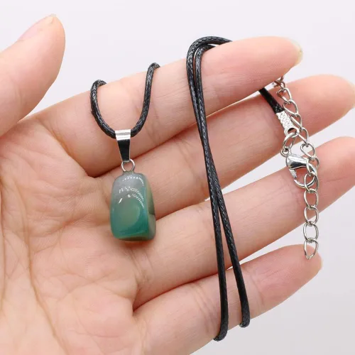 Vista 7 de QSLLER 10 piezas de piedra natural colgante de ágata colorida piedras preciosas collar joyería con cordones de cuero sintético de 18 pulgadas