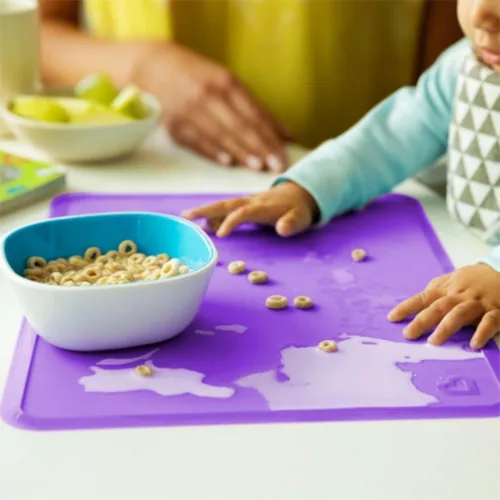 Vista 4 de Munchkin® Spotless™ Tapetes de silicona para niños, paquete de 2, azul/verde