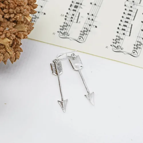 Vista 3 de AeraVida Aretes colgantes minimalistas de plata de ley 925 con flecha de cazador, Plata Cobre