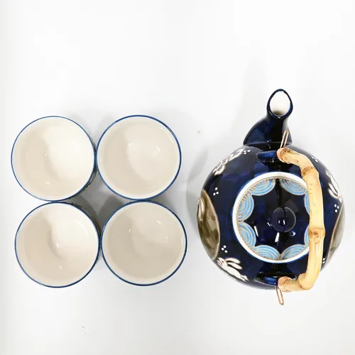 Vista 5 de Juego de té de porcelana con diseño de ondas de conejo de folklore japonés con mango de bambú, tetera de 30 onzas con 4 tazas, azul marino, colador