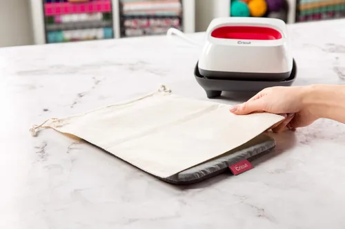 Vista 3 de Cricut EasyPress - Alfombrilla (8" x 10"), resistente y protectora para máquinas de prensa de calor, HTV y proyectos de planchado, alfombrilla
