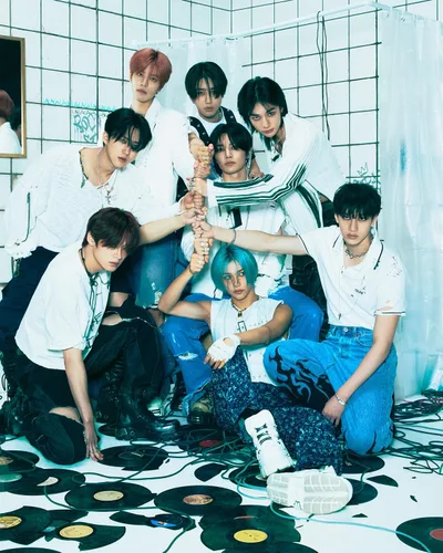 Vista 4 de Stray Kids -Star Rock-Star 8th Mini Album Standard 2 Versión SET CD+1p Panorama Mini Póster en Paquete+60p PhotoBook+1p PhotoCard+1p Unidad