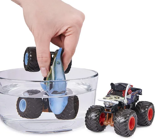 Vista 3 de Monster Jam Megalodon vs Pirate's Curse - Camiones que cambian de color a escala 1:64, paquete doble para niños de 3 años en adelante