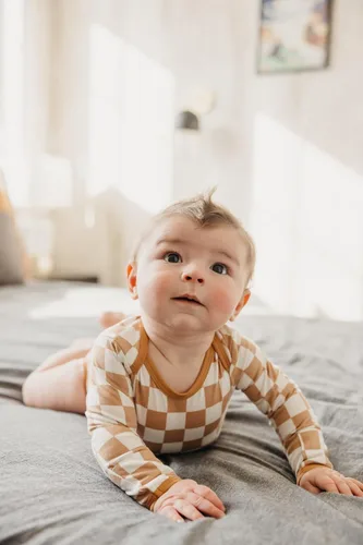 Vista 4 de Copper Pearl Body de manga larga para bebé bebé ultra suave para recién nacidos, niños y niñas, elegante, cómodo, hombros superpuestos, tela