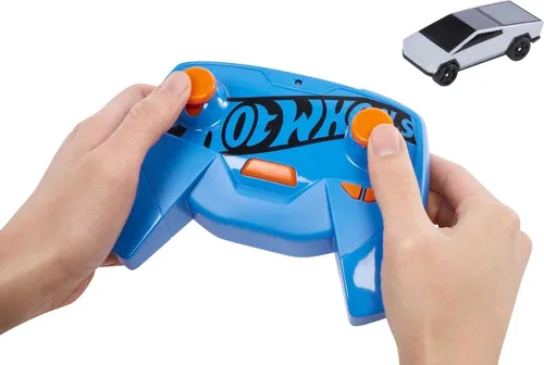 Vista 6 de Coche de juguete Hot Wheels RC, Tesla Cybertruck controlado por radio en escala 1:64, para jugar en pista o fuera de ella, incluye controlador