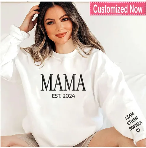 Vista 5 de LOVELYPOD Sudadera bordada personalizada con nombre de niños en la manga, camisa del día de la madre, regalo para la nueva mamá en Navidad