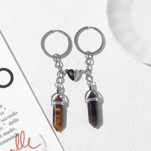 Vista 4 de Juego de 2 llaveros de piedra natural, colgante de cristal hexagonal de ojo de tigre para mujeres y hombres, decoración de automóvil