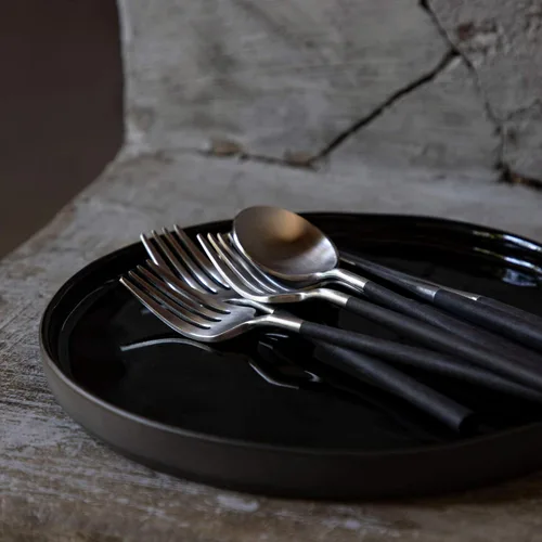 Vista 2 de Costa Nova Cubiertos de 5 piezas para 1 – Colección Mito, acabado cepillado con mango de resina negra Cubiertos de acero inoxidable Cubiertos