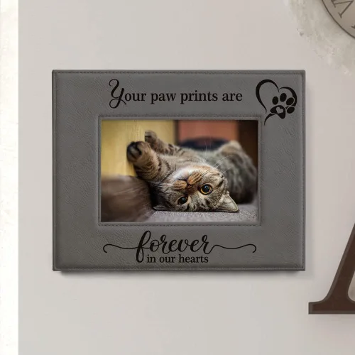 Vista 5 de KATE POSH - Your Paw Prints are Forever in our Hearts. Marco de fotos de cuero grabado. Regalo conmemorativo para mascotas, pérdida de perro y gato