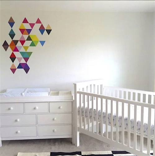 Vista 4 de Calcomanías de pared triangulares, colores mod, calcomanías triangulares, arte geométrico, reutilizables, calcomanías de pared para pelar y pegar
